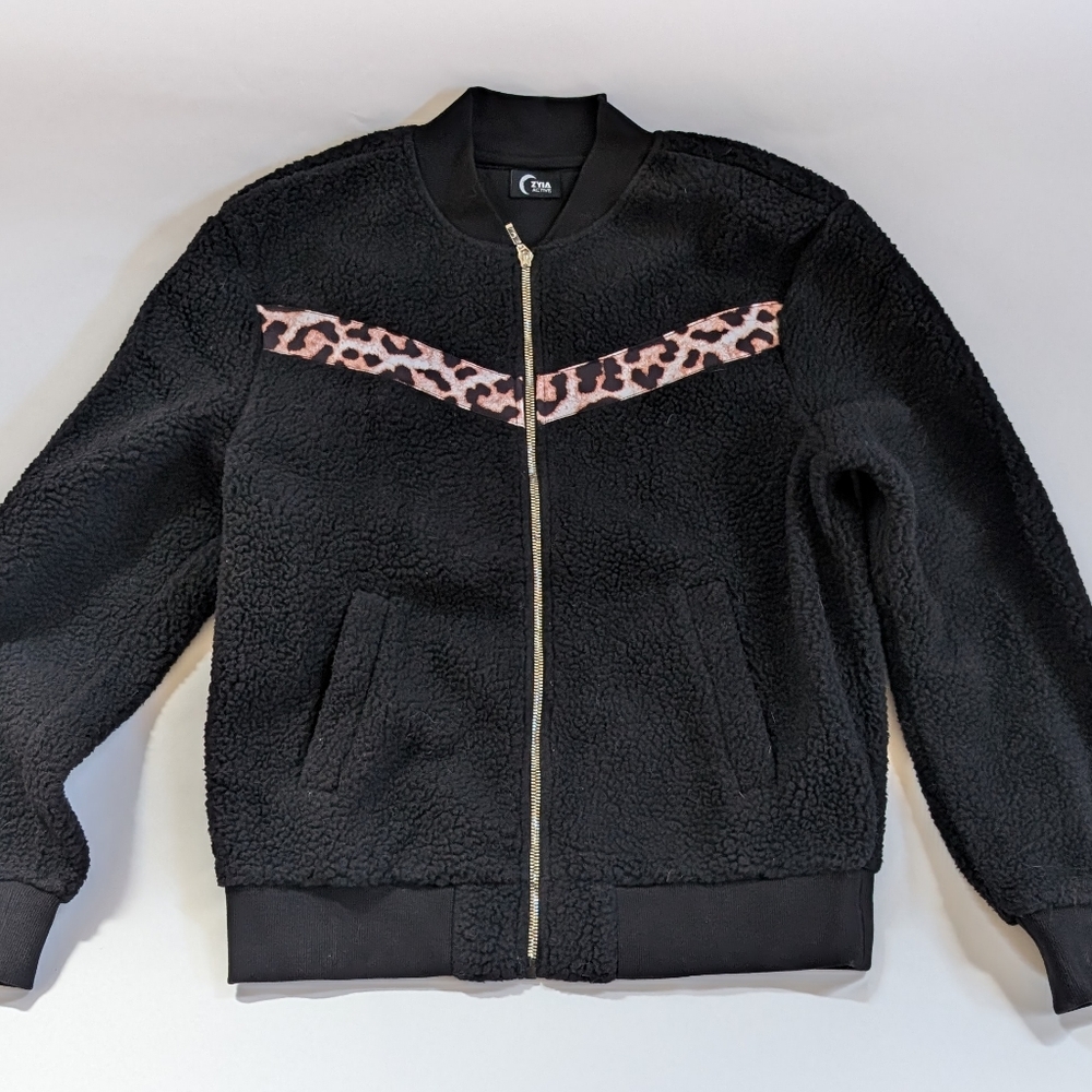 Zyia Active Flying V Sherpa Fleece Zip Up Jacket, Medium, Black And Leopard 🐆